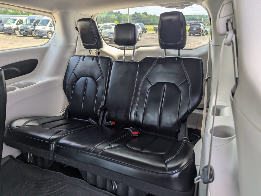 Used 2023 Chrysler Pacifica Touring-L FWD image 39