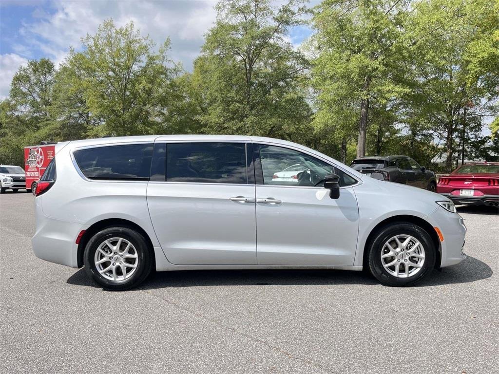 Used 2024 Chrysler Pacifica Touring-L image 7