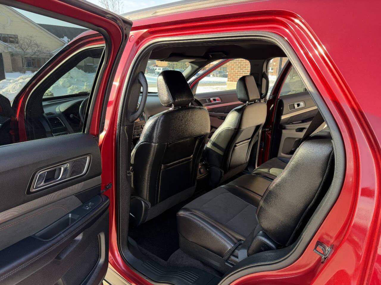 Used 2018 Ford Explorer XLT w/ Equipment Group 202A image 22