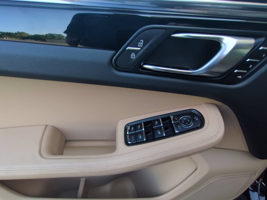 Used 2026 Porsche Macan AWD/4WD image 10