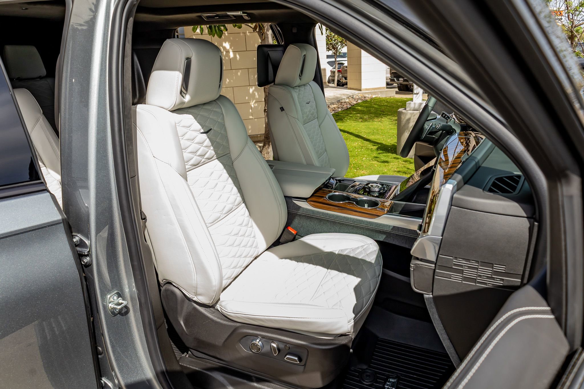 Used 2026 Cadillac Escalade Platinum Sport w/ LPO, ONYX Package image 31