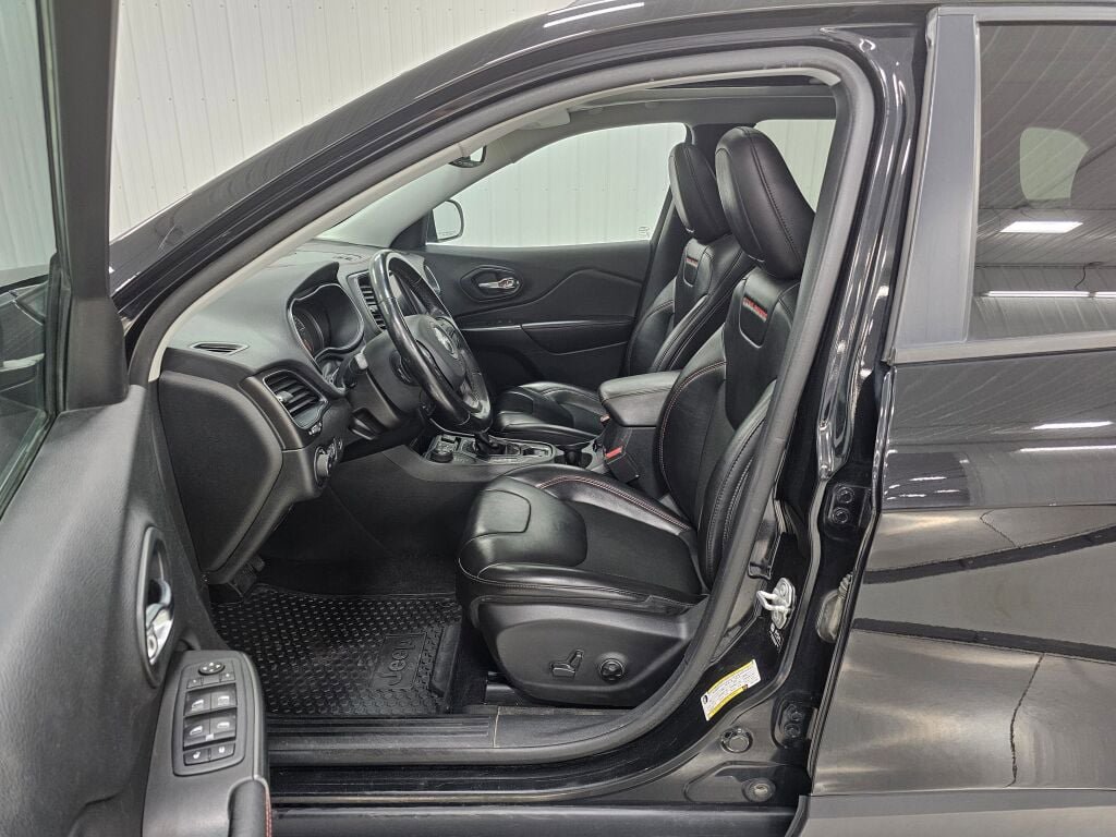 Used 2021 Jeep Cherokee Trailhawk w/ Sun, Sound & Nav Group AWD/4WD image 11