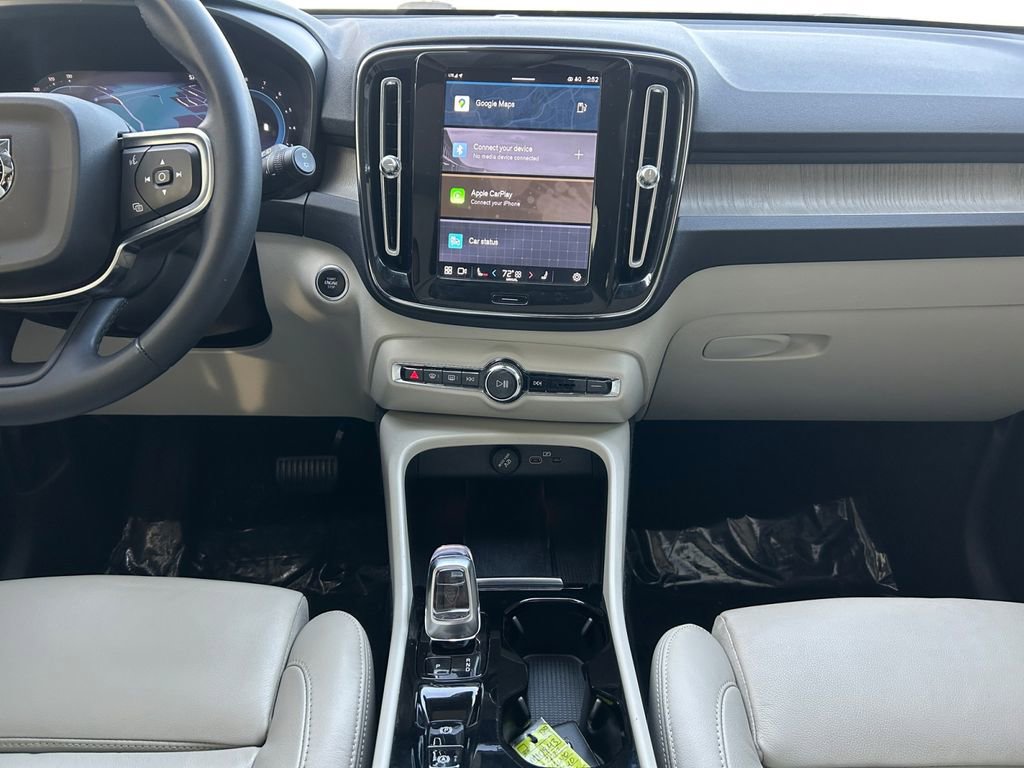 Used 2023 Volvo XC40 B5 Plus image 12