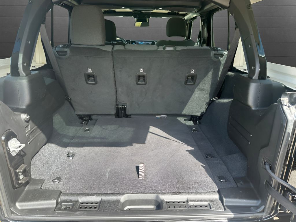 Used 2025 Jeep Wrangler Unlimited Sahara AWD/4WD image 11