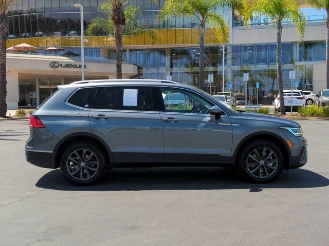 Used 2022 Volkswagen Tiguan SE w/ Panoramic Sunroof Package FWD image 4