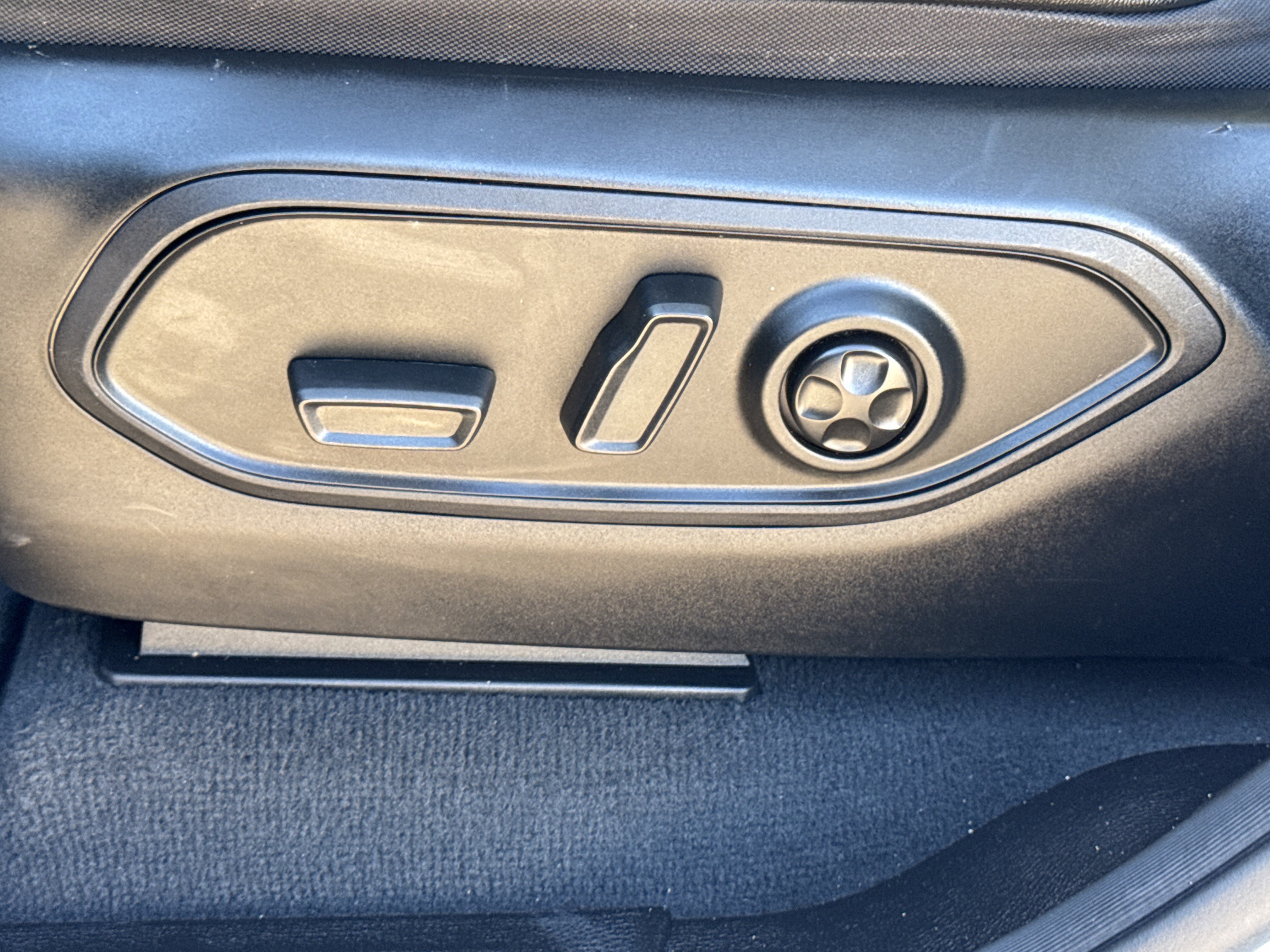 Used 2023 Jeep Grand Cherokee L Limited w/ Luxury Tech Group II image 28