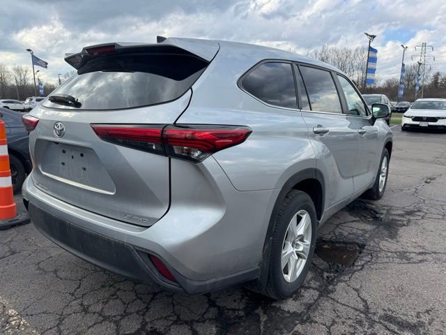 Used 2023 Toyota Highlander LE image 2