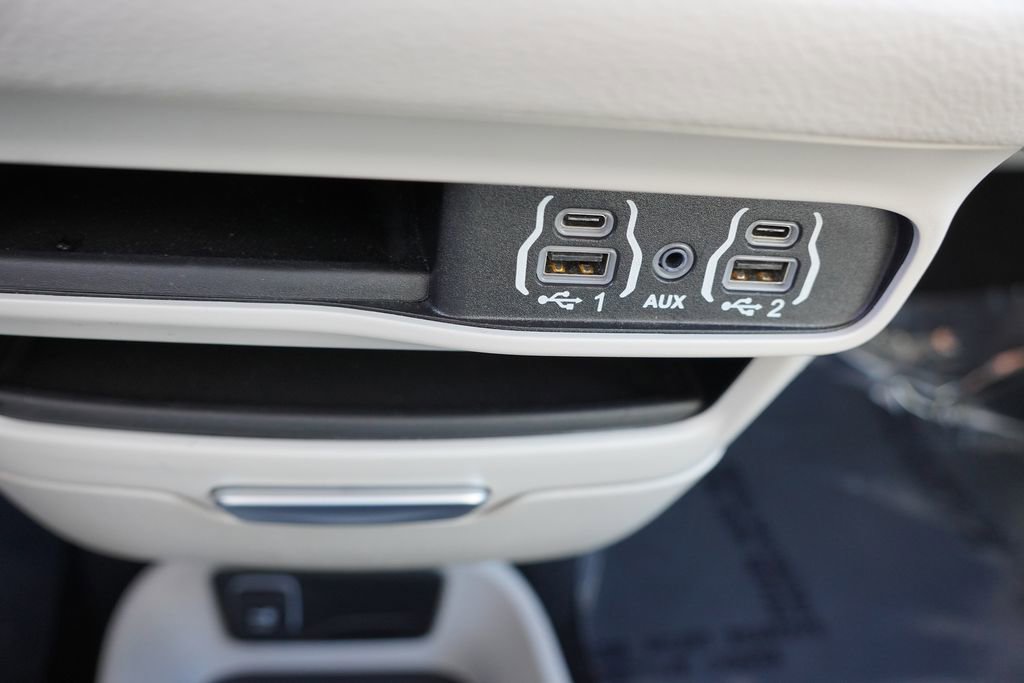 Certified 2024 Chrysler Pacifica Limited FWD image 33
