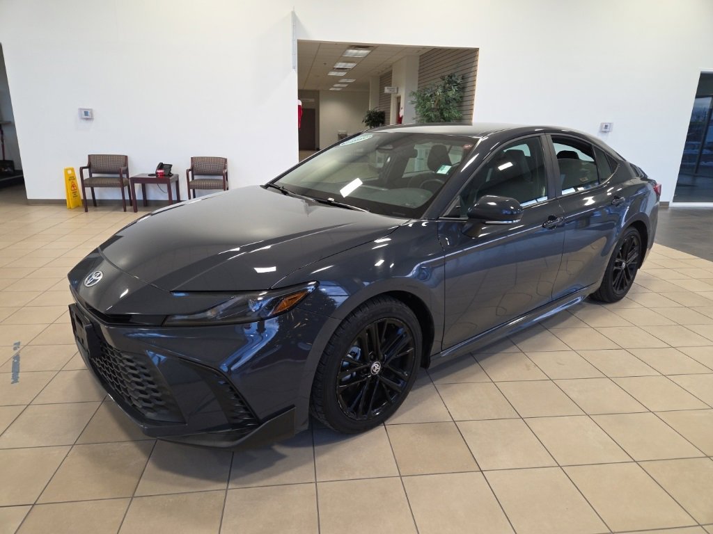 Used 2025 Toyota Camry SE image 3