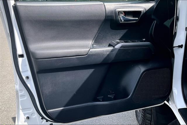 Used 2018 Toyota Tacoma TRD Off-Road w/ Technology Package image 19