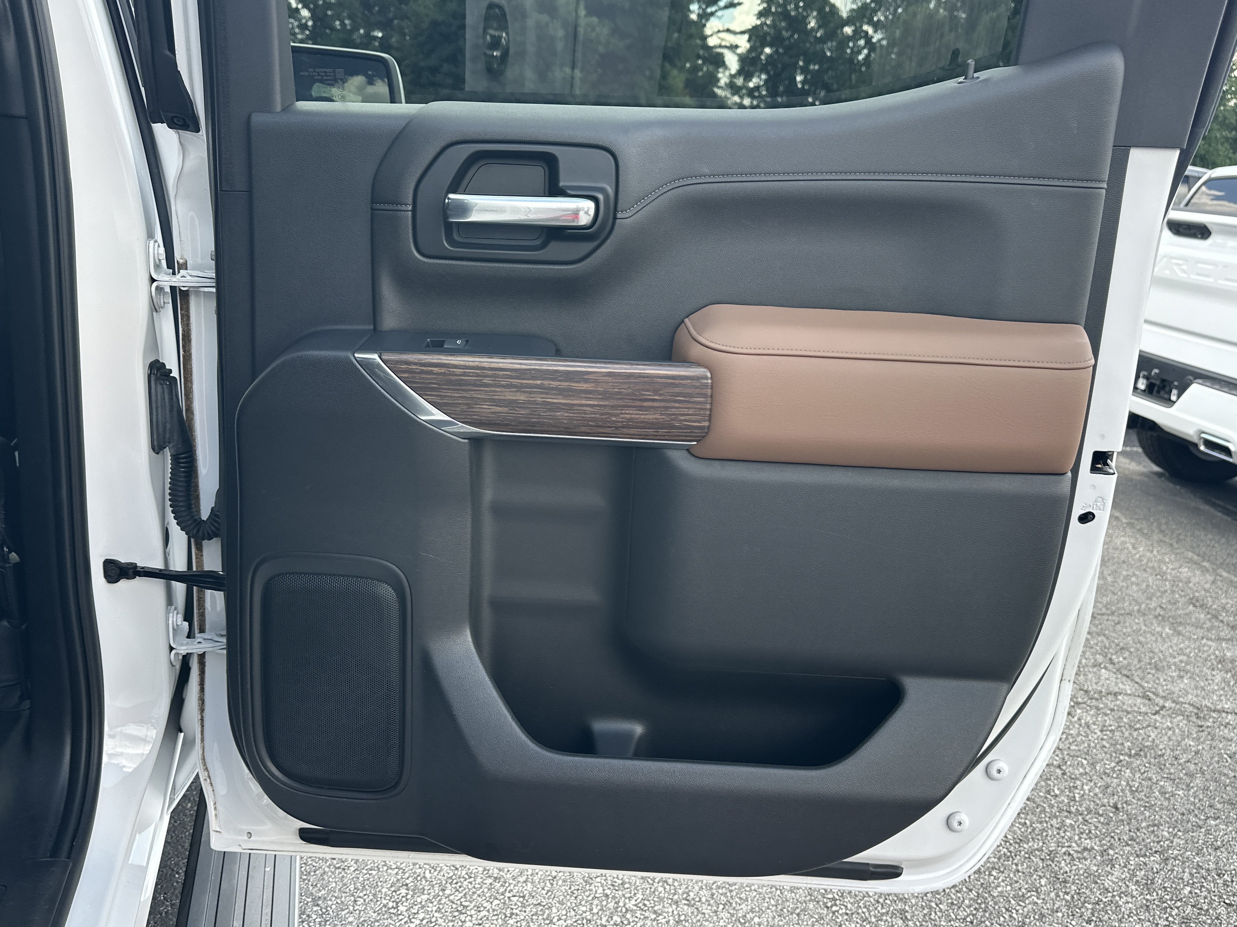 Used 2019 Chevrolet Silverado 1500 High Country w/ Technology Package AWD/4WD image 17