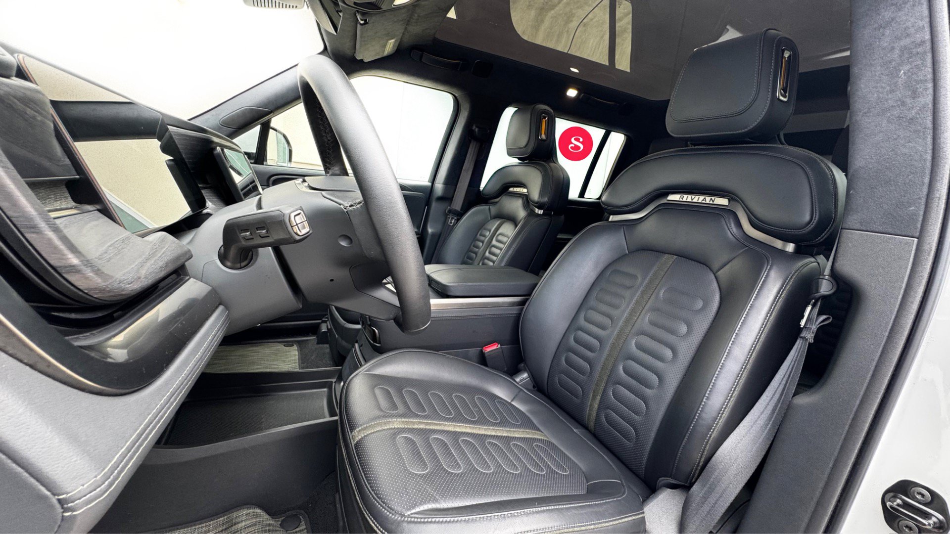 Used 2024 Rivian R1S Adventure AWD/4WD image 16