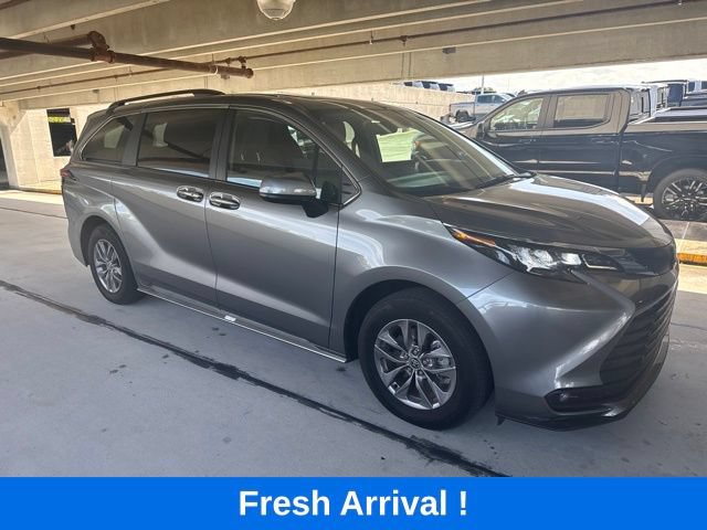 Used 2026 Toyota Sienna XLE FWD image 15