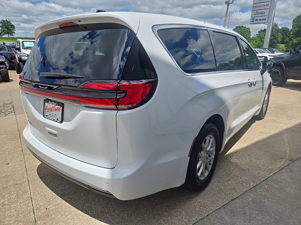 New 2027 Chrysler Pacifica Select w/ Family Tech Group FWD image 13