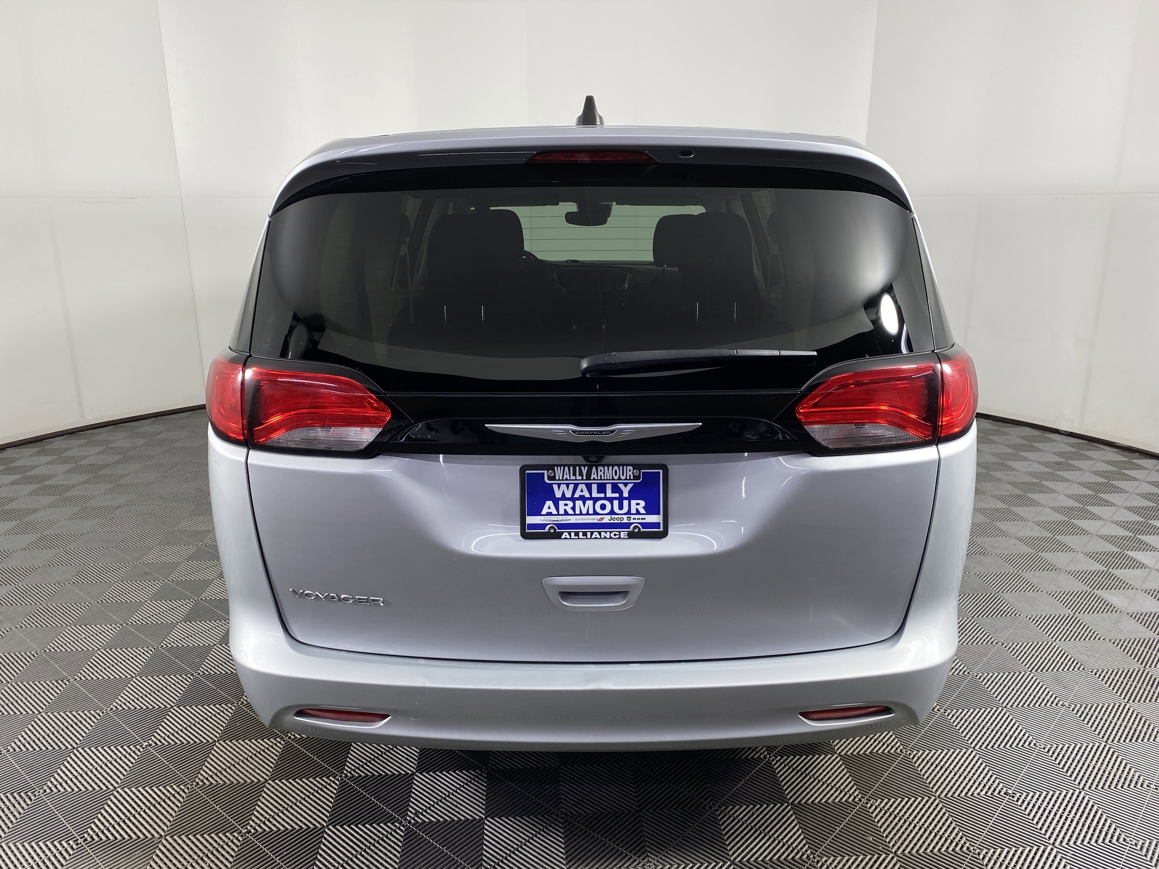Used 2023 Chrysler Voyager LX image 8