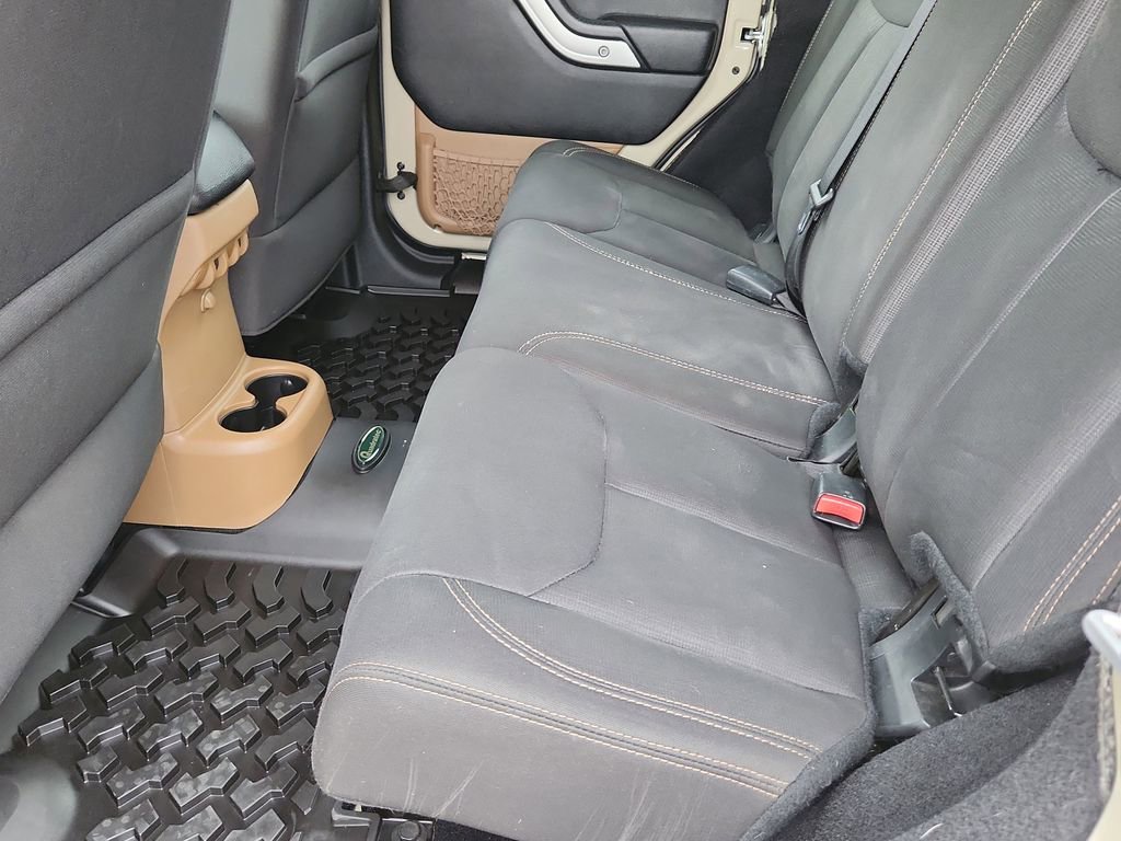 Used 2017 Jeep Wrangler Unlimited Sahara w/ Connectivity Group AWD/4WD image 12