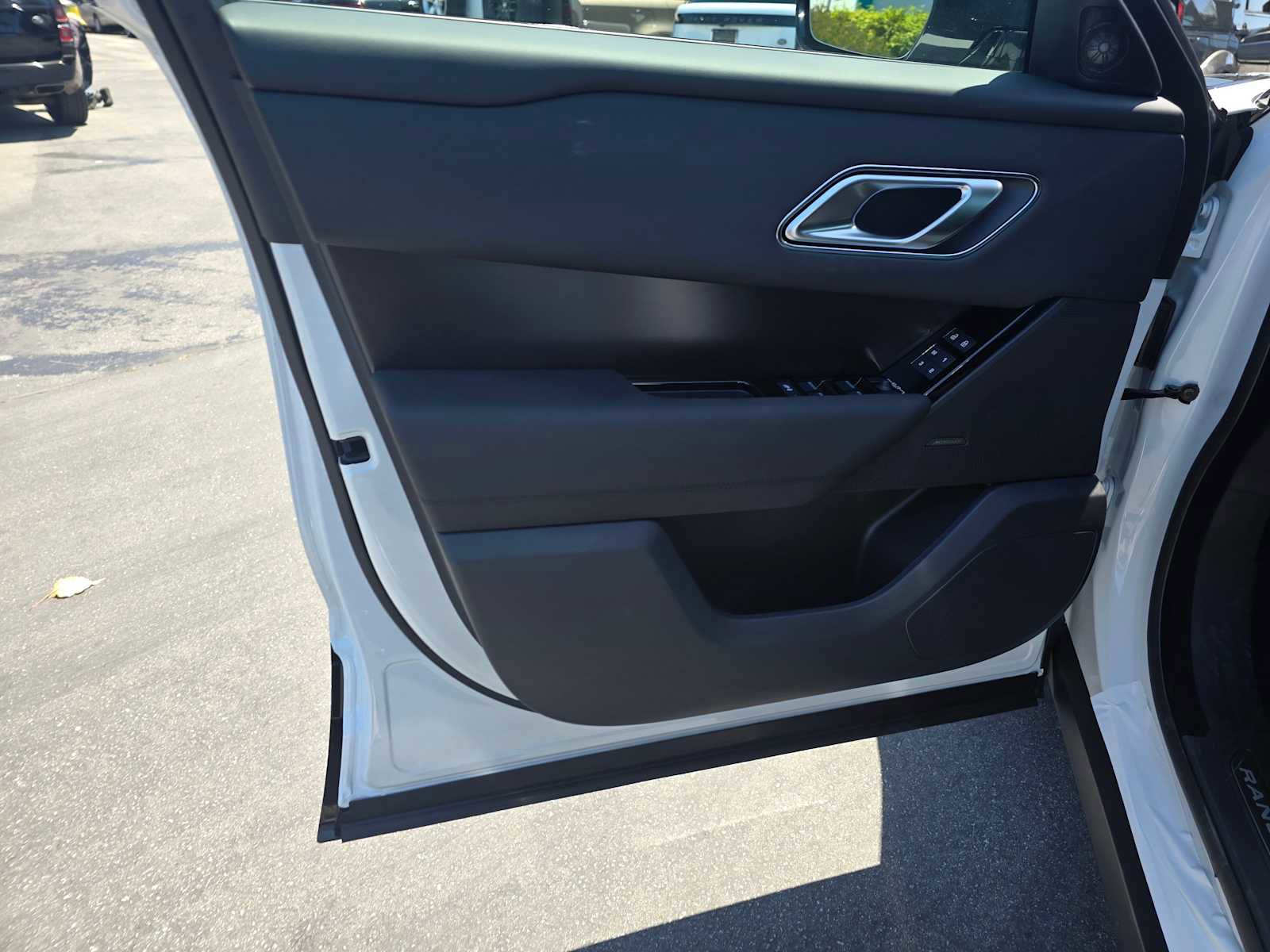 Certified 2026 Land Rover Range Rover Velar Dynamic SE image 23