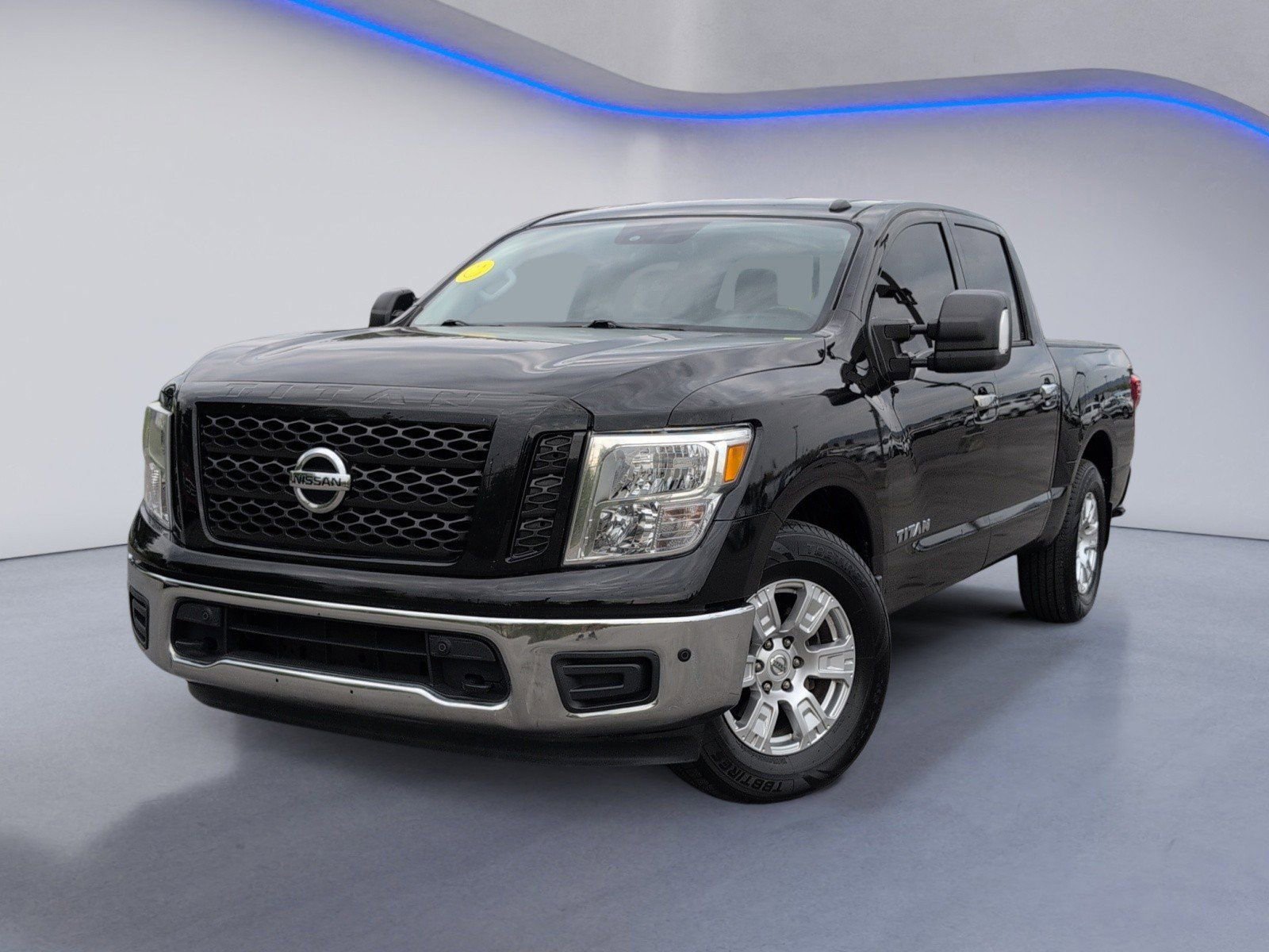 Used 2019 Nissan Titan SV w/ SV Convenience Package image 2