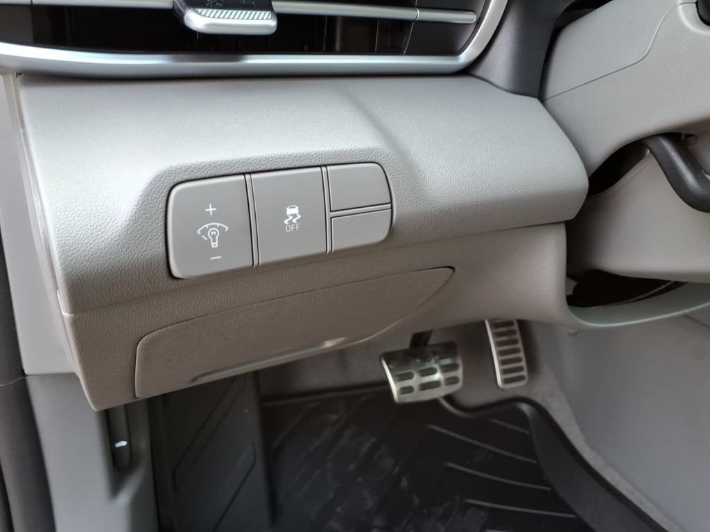 New 2026 Hyundai Elantra Sport FWD image 16