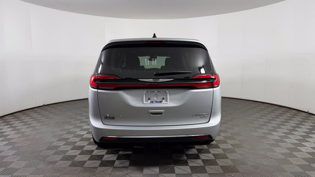 Used 2024 Chrysler Pacifica Limited AWD/4WD image 7