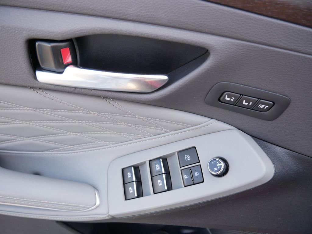 Used 2019 Toyota Avalon Limited w/ All Weather Liner Package FWD image 17