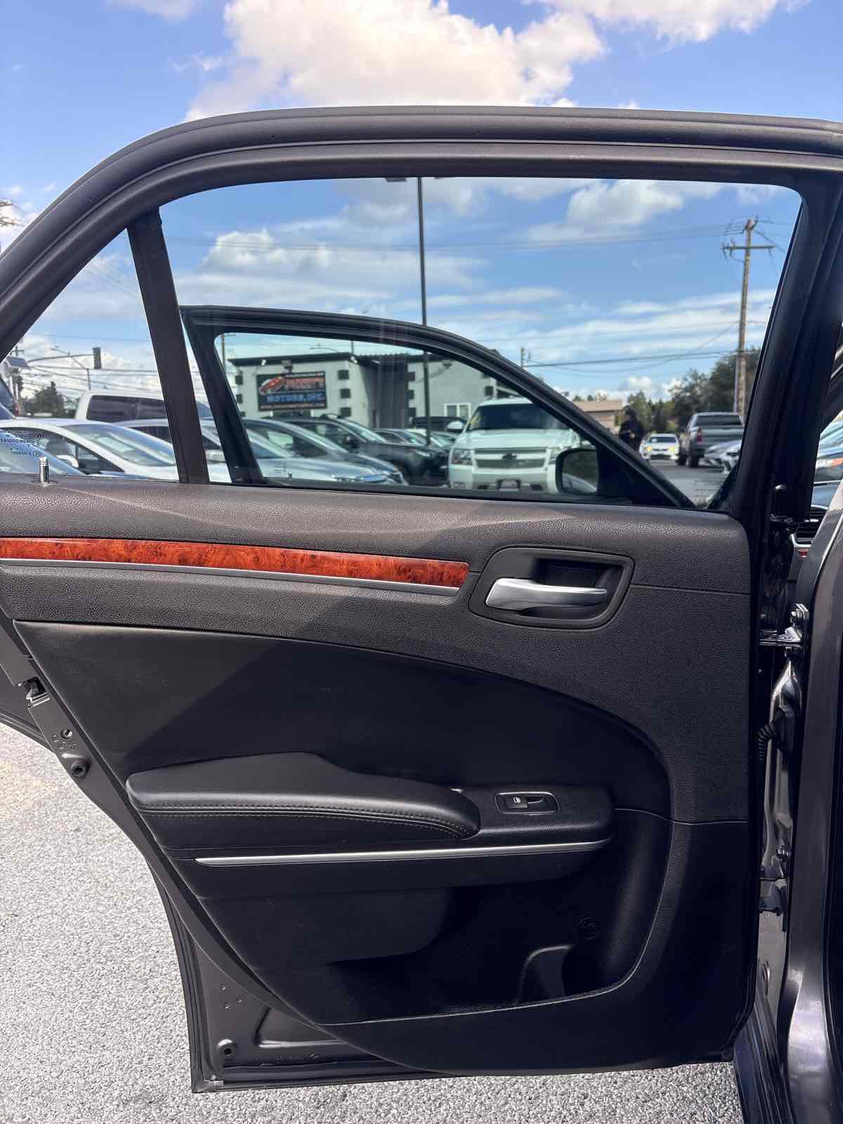 Used 2014 Chrysler 300 image 8