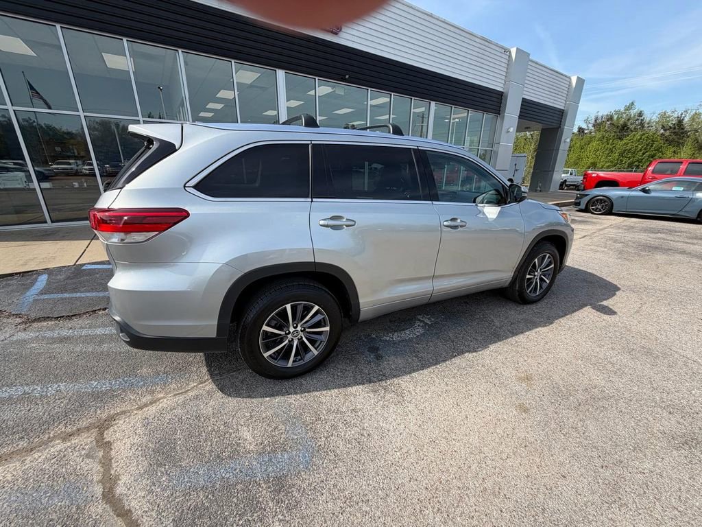 Used 2018 Toyota Highlander XLE FWD image 4