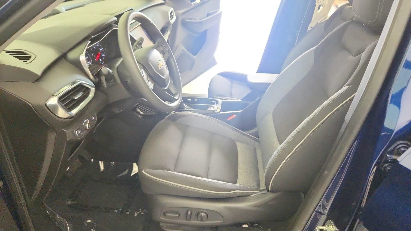 Used 2022 Chevrolet TrailBlazer LT w/ Convenience Package AWD/4WD image 15