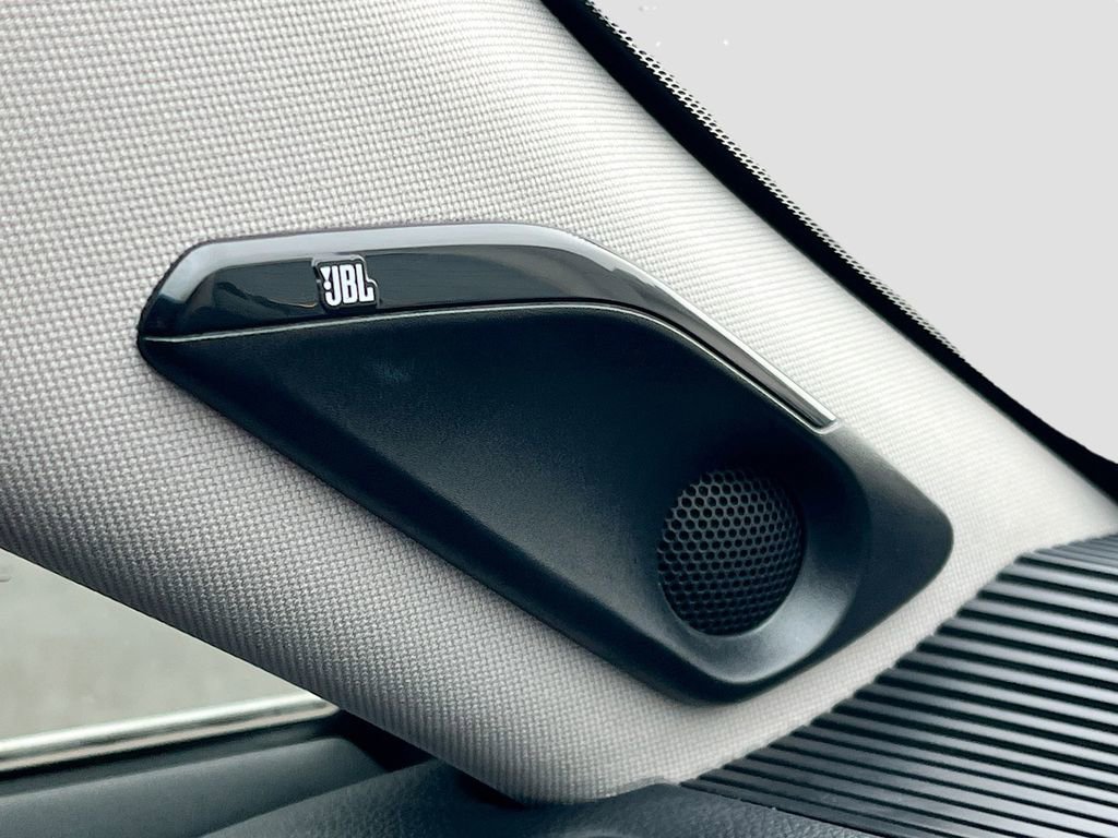 Used 2024 Toyota Venza XLE image 19