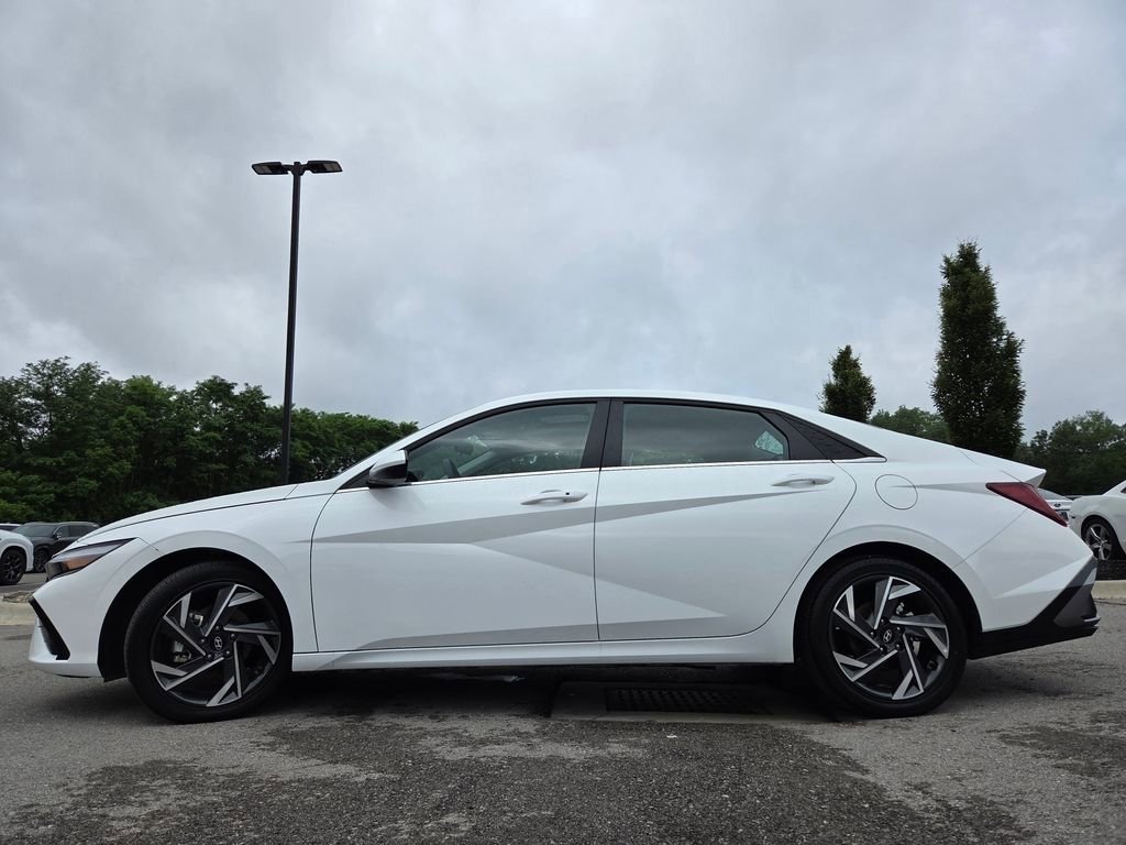 Used 2025 Hyundai Elantra SEL FWD image 24