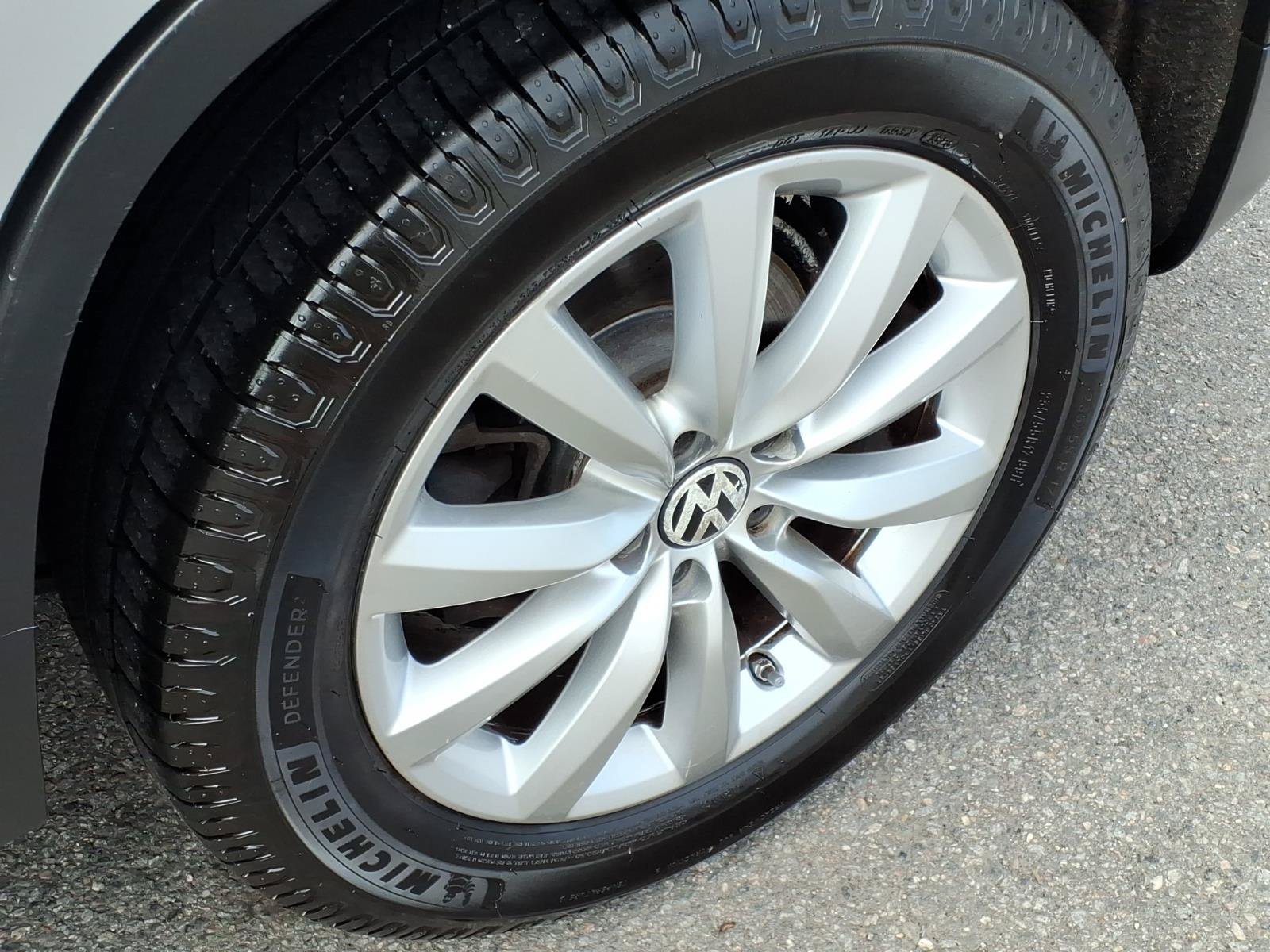 Used 2011 Volkswagen Tiguan SE FWD image 11