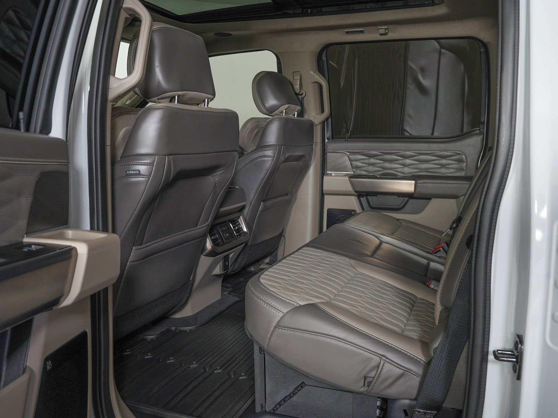 Used 2025 Ford F450 Platinum w/ Platinum Plus Package image 12