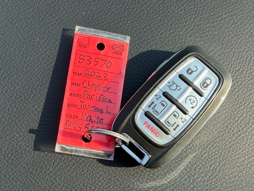 Used 2023 Chrysler Pacifica Touring-L image 40