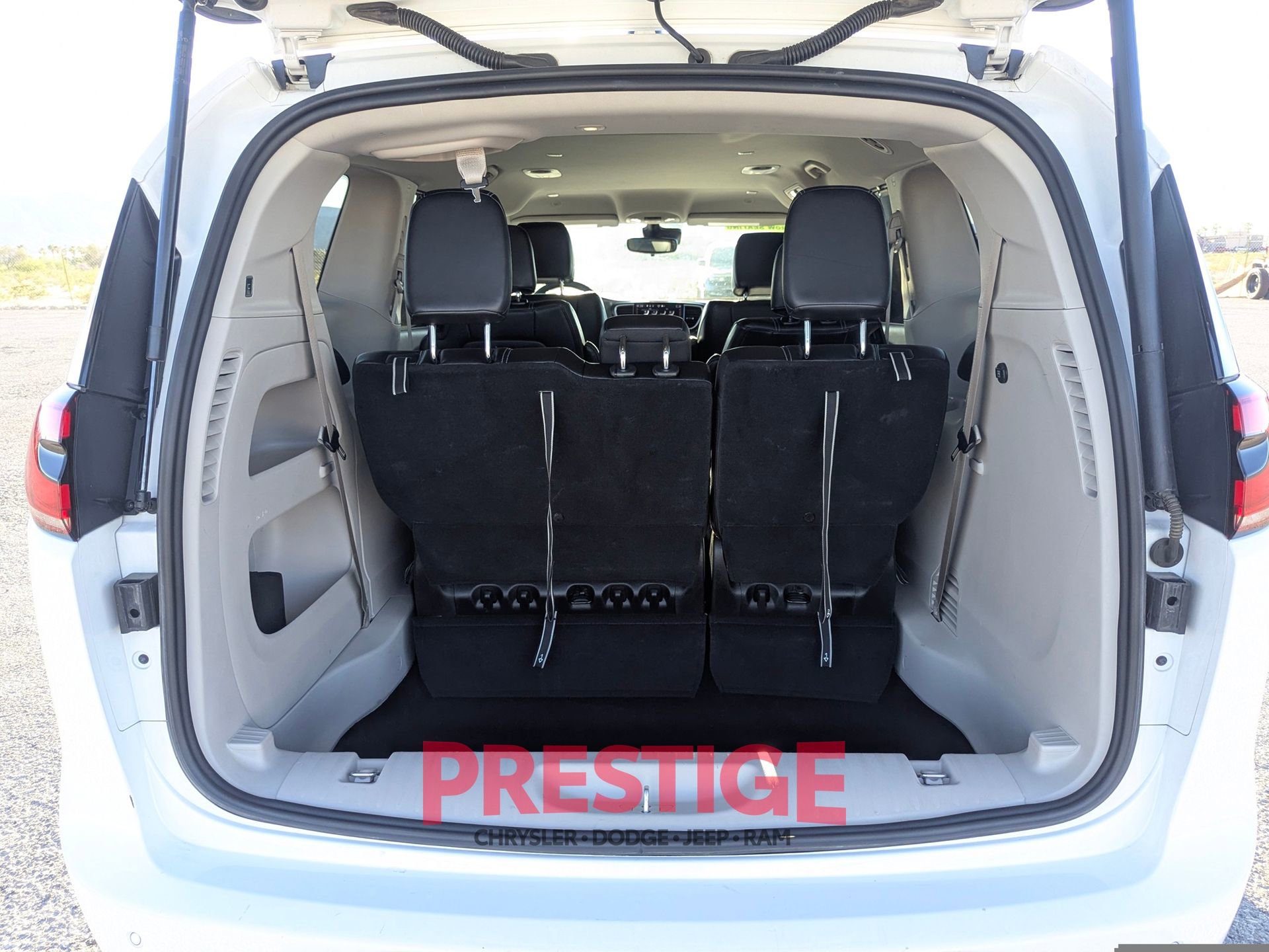 Used 2024 Chrysler Pacifica Touring-L image 9