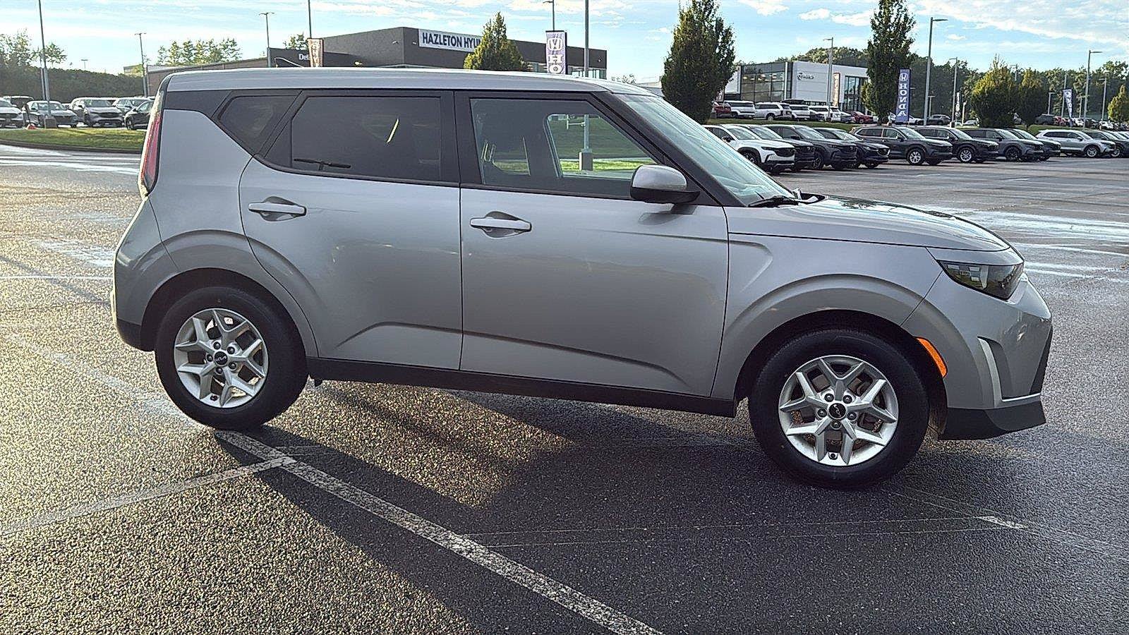 Used 2023 Kia Soul LX w/ Option Group 015 FWD image 3