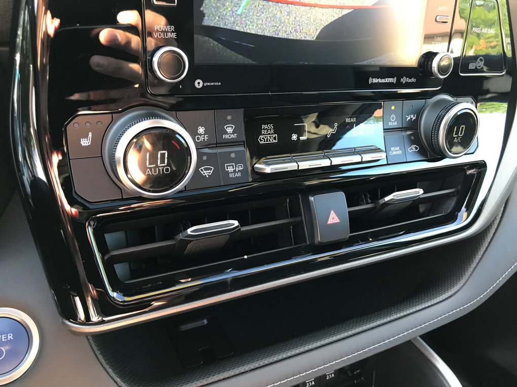 Certified 2020 Toyota Highlander XLE AWD/4WD image 24