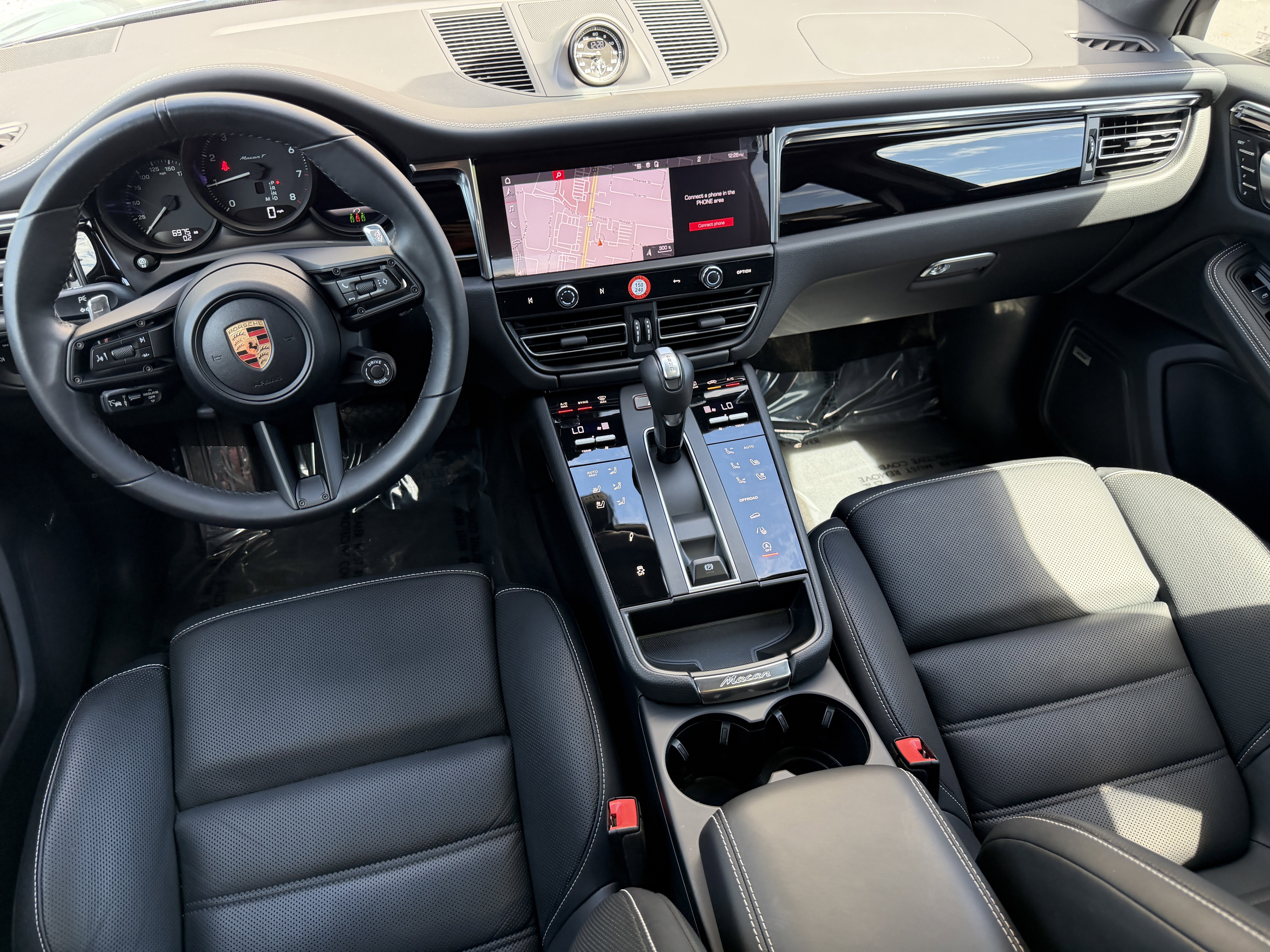 Certified 2025 Porsche Macan Turbo image 16