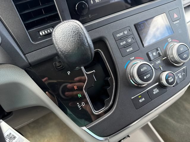 Used 2015 Toyota Sienna LE FWD image 28
