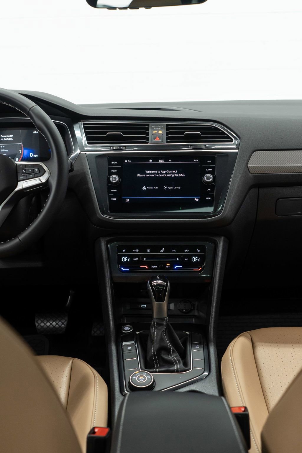Used 2024 Volkswagen Tiguan SE w/ Panoramic Sunroof Package AWD/4WD image 20