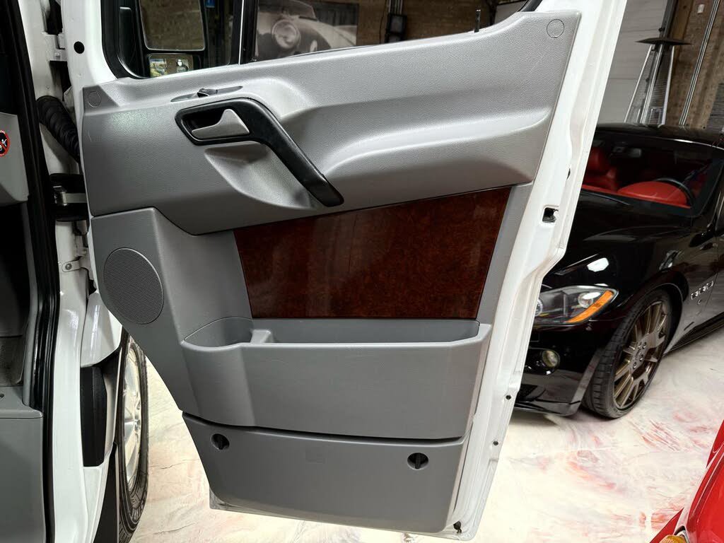 Used 2015 Freightliner Sprinter 2500 RWD image 23