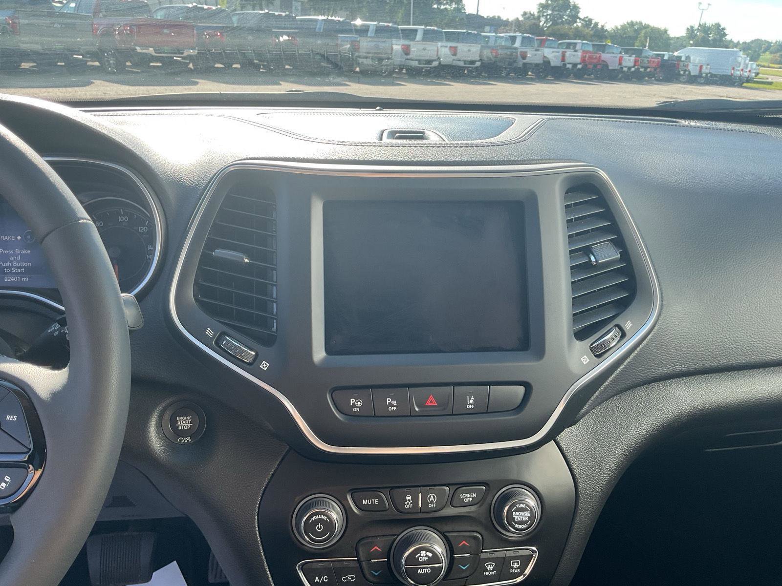 Used 2023 Jeep Cherokee Altitude Lux image 14