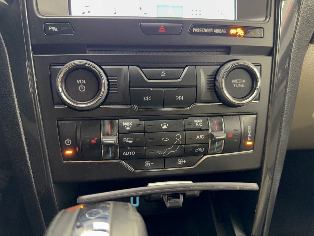 Used 2018 Ford Explorer XLT w/ Equipment Group 202A FWD image 31
