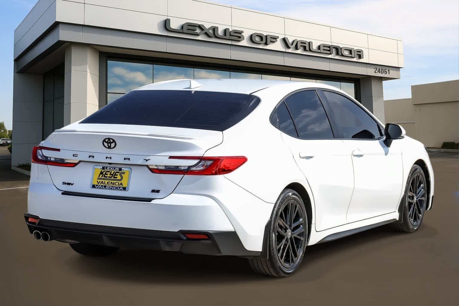 Used 2025 Toyota Camry SE FWD image 4