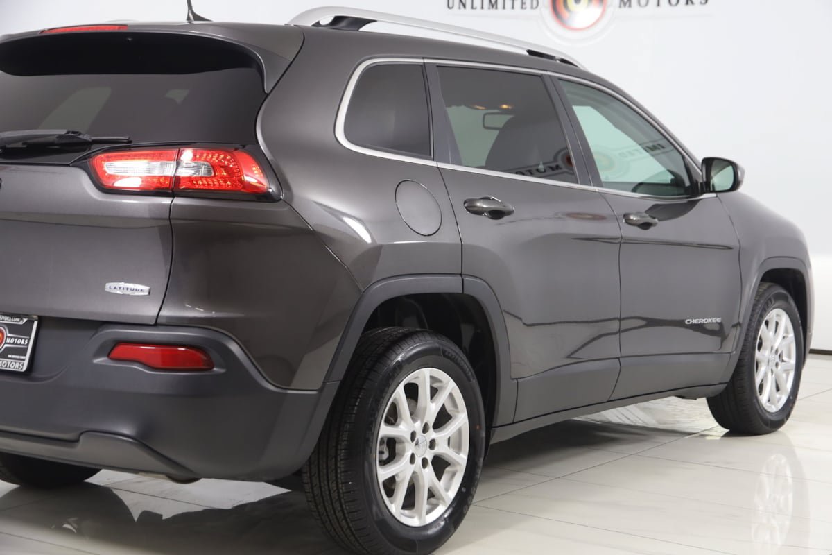 Used 2018 Jeep Cherokee Latitude Plus w/ Cold Weather Group FWD image 41
