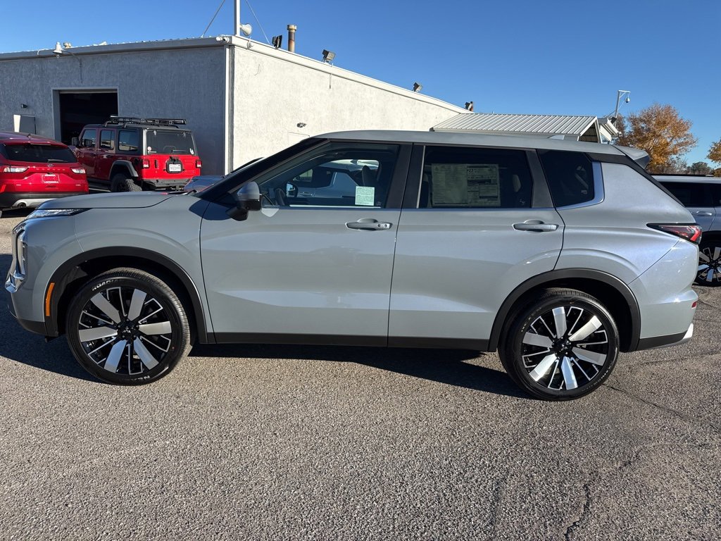 New 2025 Mitsubishi Outlander SE image 4