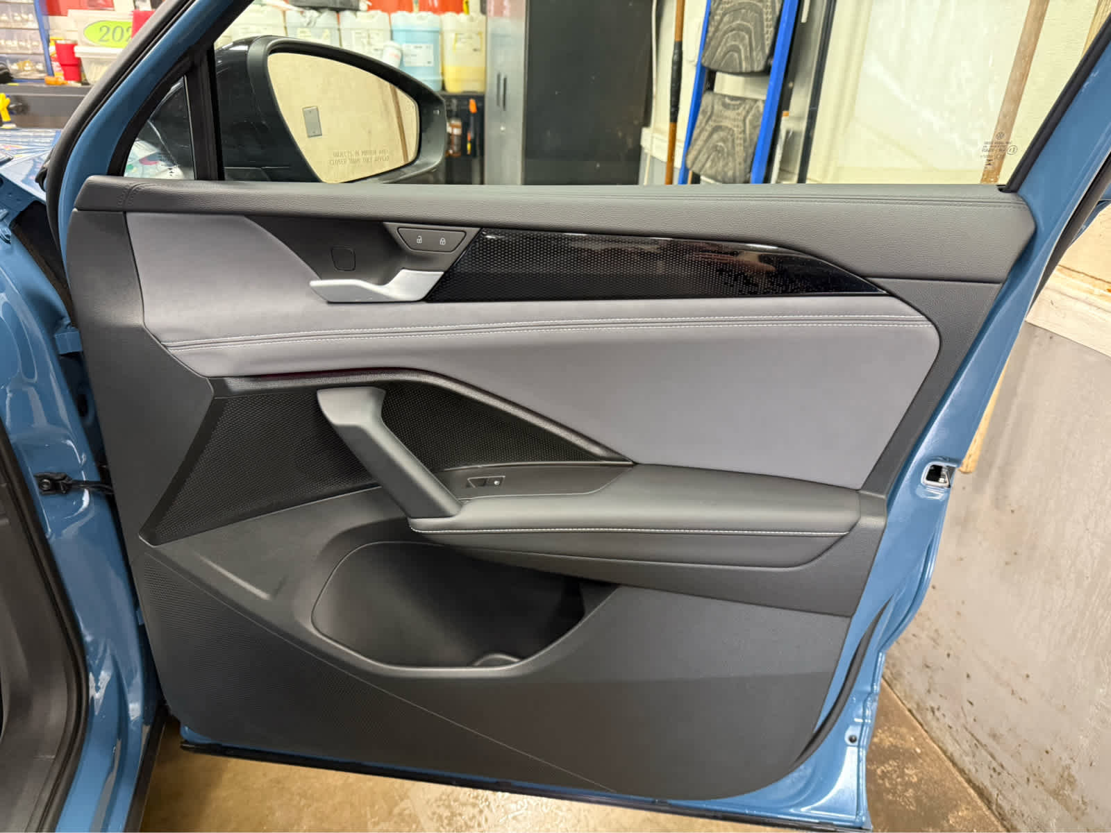 Used 2025 Volkswagen Tiguan SE R-Line AWD/4WD image 28