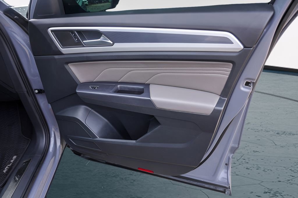 Used 2021 Volkswagen Atlas Cross Sport SE w/ Panoramic Sunroof Package FWD image 33