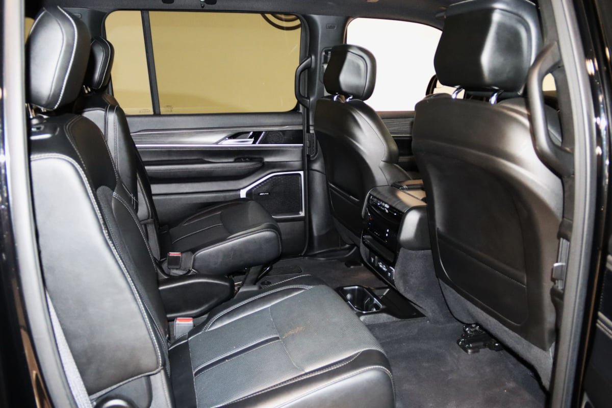 Used 2023 Jeep Wagoneer L Series II w/ Premium Group I AWD/4WD image 65