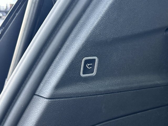 Used 2025 Chrysler Pacifica Select FWD image 13
