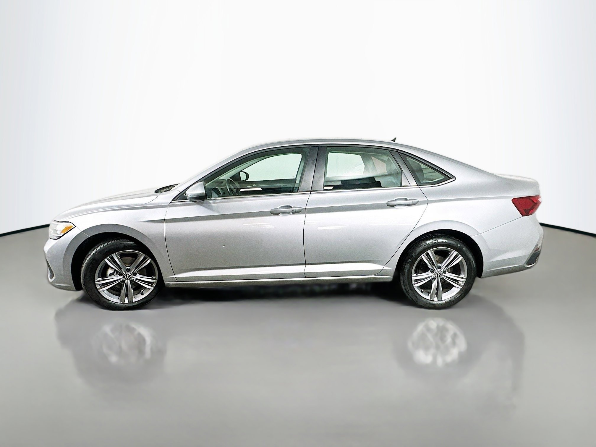 Used 2024 Volkswagen Jetta SE image 4